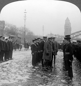 Sir Douglas Haig inspiziert Matrosen, Erster Weltkrieg von Realistic Travels Publishers