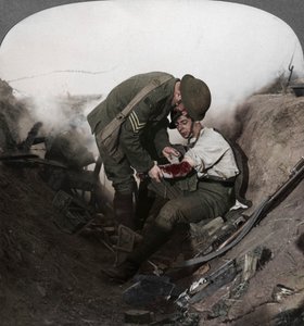 Soldat erhält erste Hilfe von einem Sergeant in einem Schützengraben, Schlacht von Peronne, Erster Weltkrieg, 1914-1918