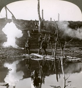 Soldaten überqueren den Fluss Ancre, Schlacht an der Somme, Frankreich, Erster Weltkrieg, 1916