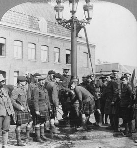 Soldaten füllen ihre Wasserflaschen an der Stadtpumpe La Gorgue, Frankreich, Erster Weltkrieg, um 1914-1918
