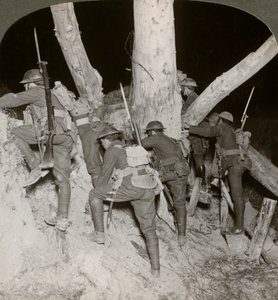 Soldaten verlassen einen Graben für einen nächtlichen Überfall in Messines, Belgien, Erster Weltkrieg, 1914-1918