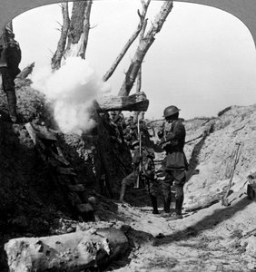 Soldaten warten in den Schützengräben, um anzugreifen, Erster Weltkrieg, 1914-1918