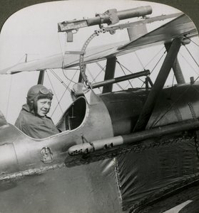 Sopwith Scout mit Fotokanone auf dem oberen Flügel, Erster Weltkrieg, 1914-1918 von Realistic Travels Publishers