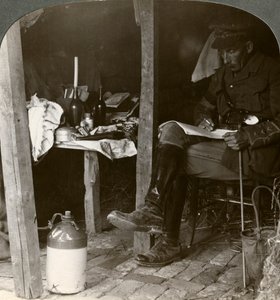 Stabsoffizier in einem Unterstand, der Details vor einer Offensive studiert, Erster Weltkrieg, 1914-1918 von Realistic Travels Publishers