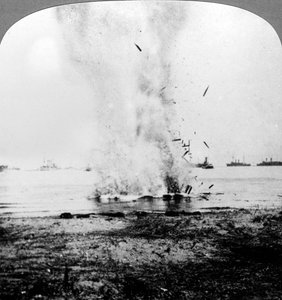 Gefangenes deutsches U-Boot an Land getrieben und zerstört, Erster Weltkrieg, 1914-1918