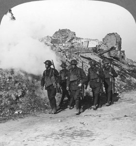 Truppen passieren die Ruinen von Monchy auf dem Weg zur Front, Frankreich, Erster Weltkrieg, ca. 1914-ca. 1918