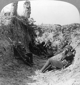 Truppen warten in einem Graben in der Nähe von Arras, Frankreich, Erster Weltkrieg, ca. 1914-1918