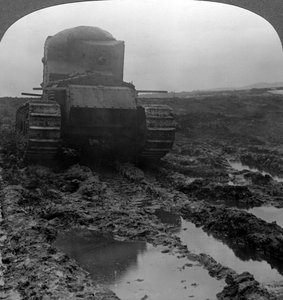 Whippet-Panzer auf einem schlammigen Schlachtfeld, Morcourt, Frankreich, Erster Weltkrieg, 1918