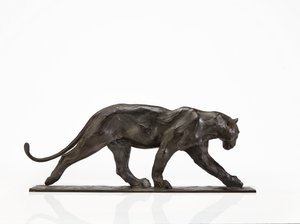Panther im Gehen, Hinterbein erhoben