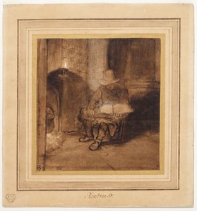 Innenraum, mit einem Mann, der am Feuer sitzt und bei Lampenlicht liest