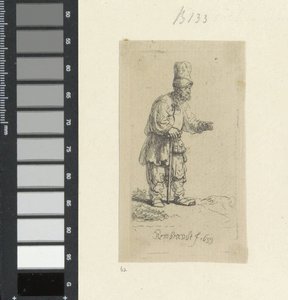Stehender Bauer mit hohem Kopfschmuck, lehnend auf einen Stock von Rembrandt van Rijn