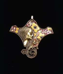 Ein Anhänger, der eine junge Maid darstellt von Rene Jules Lalique