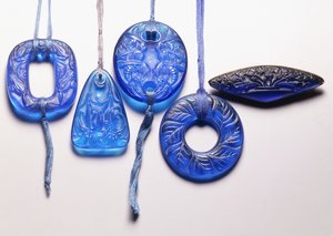 Vier türkisfarbene Glasanhänger und eine vergoldete Glasbrosche