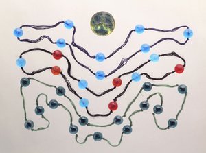 Drei Stränge aus farbigem Glas und eine geformte, mattierte Glasbrosche (