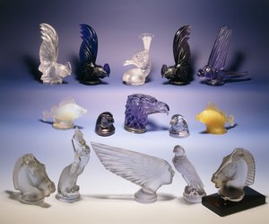 Verschiedene Glas-Automaskottchen (von Vögeln, Fischen, Pferden und einem menschlichen Kopf) von Rene Jules Lalique