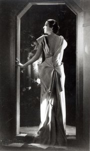 Kleid entworfen von Madeleine Vionnet (1876-1975) von Reutlinger Studio