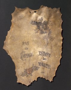 Menschliche Haut, tätowiert mit Blumen und Inschriften, Französisch von John Pardon