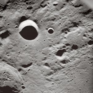 Lange Schatten auf der Mondoberfläche