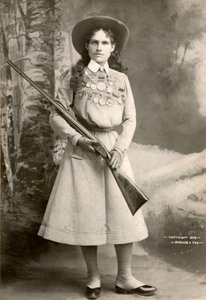 Annie Oakley mit einem Gewehr von Richard Kyle Fox