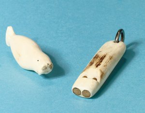 Modell eines Walrosses und eine Pfeife von Roald Engelbergt Gravning Amundsen