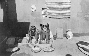 Hopi-Indianerinnen beim Mahlen von Maismehl, Walpi, Arizona, 1912 von Robert Wilson Shufeldt