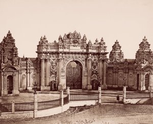 Dolmabahçe-Palast, Kaiserliches Tor von Robertson and Beato