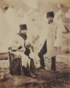 Kapitän Brown, 4. (Das eigene Regiment der Königin) Leichte Dragoner und Diener in Winterkleidung, aus einem Album mit 52 Fotografien im Zusammenhang mit dem Krimkrieg, 1855 von Roger Fenton