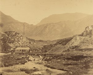 [Ansicht der Berge am Fuße des Lake Ogwen] von Roger Fenton