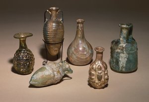 Gruppe von zarten römischen geblasenen und geformten Glas-Kosmetikfläschchen, 1. Jahrhundert n. Chr. von Roman