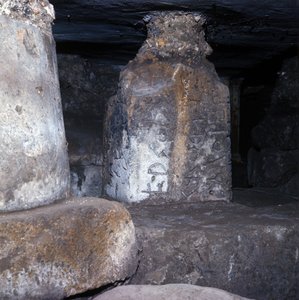 Antikes Rom, archaische Periode: Tempel unter dem Lapis Niger im Forum Romanum mit einer der ältesten lateinischen Inschriften. 6. Jahrhundert v. Chr. Italien von Roman