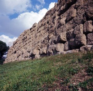 Antikes Rom, archaische Periode: Blick auf die Ruinen der Servianischen Mauer, erstes Gehege der Stadt Rom, gebaut unter König Servius Tullius. 6. Jahrhundert v. Chr. Italien