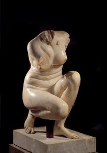 Hockende Aphrodite. Marmorskulptur aus dem 2. Jahrhundert n. Chr.