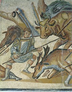 Kampf zwischen Gladiatoren und Tieren, Detail eines Gladiators, der einen Stier aufspießt, 320 n. Chr. (Mosaik) von Roman