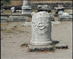 Säule dekoriert mit dem Symbol des Gottes Asklepios. Heiligtum des Asklepios (283 bis 133 v. Chr.) von Roman