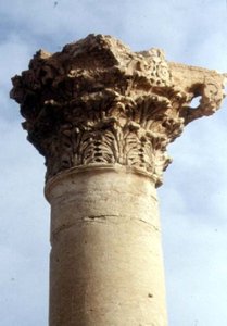Detail einer korinthischen Säule und eines Kapitells, römisch, 2. Jahrhundert von Roman