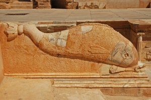 Delphinschnitzerei, Basrelief am Proszenium des römischen Theaters, Sabratha, Libyen, 2. Jahrhundert n. Chr. von Roman