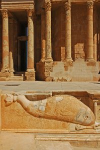 Delphinschnitzerei vor der Bühne, Sabratha, Libyen, ca. 190 n. Chr. von Roman