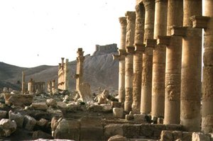 Frühester Teil der Kolonnadenstraße, die die Hauptachse der Stadt bildet, führt zu einem Grabtempel und Qalaat Ibn Maan, einer arabischen Burg aus dem 17. Jahrhundert, erbaut in der ersten Hälfte des 2. Jahrhunderts von Roman