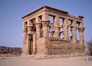 Ägyptische Antiquität: Kiosk von Marcus Ulpius Trajanus von Roman