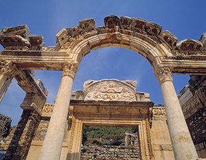 Fassade des Hadrianstempels von Roman