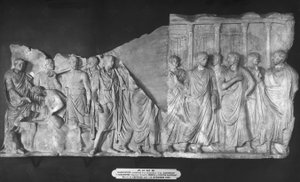 Haruspex konsultiert die Eingeweide eines Stiers und eine Prozession von Senatoren vor dem Tempel des Jupiter