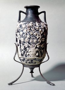 Kleine Amphore, genannt Blaue Vase, zeigt eine dionysische Szene von Roman