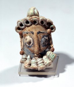 Orientalische Antiquität: Amulett in Form eines männlichen Kopfes, gefunden in einem Grab in Karthago. Punische Periode, glasierte Erde. 400-300 v. Chr. Paris, Louvre Museum von Roman