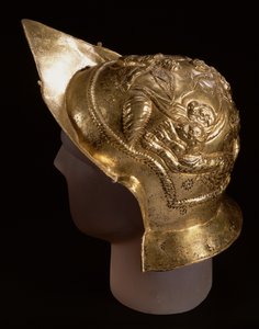 Paradehelm, der Cupidos in einem Wagenrennen darstellt, aus dem römischen Standort in Newstead, Melrose, spätes 1. Jahrhundert n. Chr. von Roman