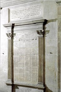 Tafel der Triumph- und Konsularfasten. Zeit des Kaisers Augustus. 27 v. Chr.-14 n. Chr. Rom, Musei Capitolini - Registrierungstafel der Konsular- und Triumphfasten Zeit des römischen Kaisers Augustus (27 v. Chr.-14 n. Chr.). Musei Capitolini, Rom, Italien