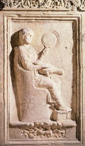 Relief einer römischen Dame mit Spiegel