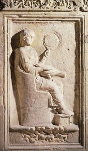 Relief einer römischen Dame mit Spiegel