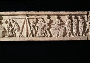 Relief, das das Stapeln von Broten in Körben und deren Abwiegen darstellt, aus dem Grab des Bäckers Euryaces, Porta Maggiore, Rom, ca. 50-20 v. Chr. von Roman