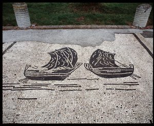 Römische Kunst: „Schiffe“ Mosaik der Corporation des gens de la mer, Place des Corporations von Roman