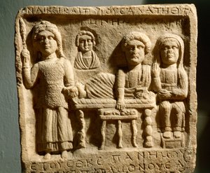 Römisches Basrelief, das ein Begräbnismahl darstellt, aus der antiken Stadt Trimontium, heute Plowdiw, Bulgarien